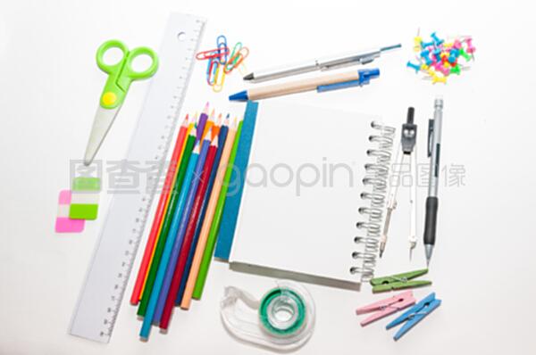 白色背景下的办公用品 简约美学与高效工作的完美融合